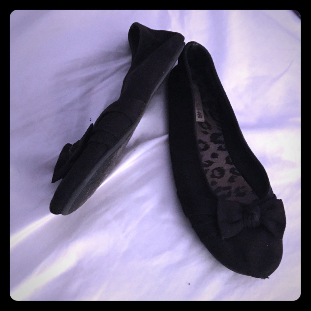 Flat dress shoes